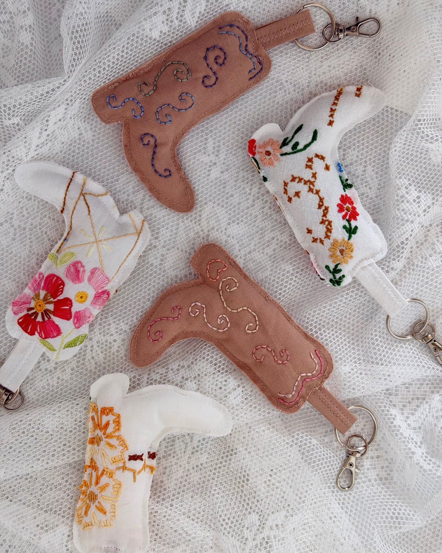 Broderet nøglering no.15 - Omel Studio -