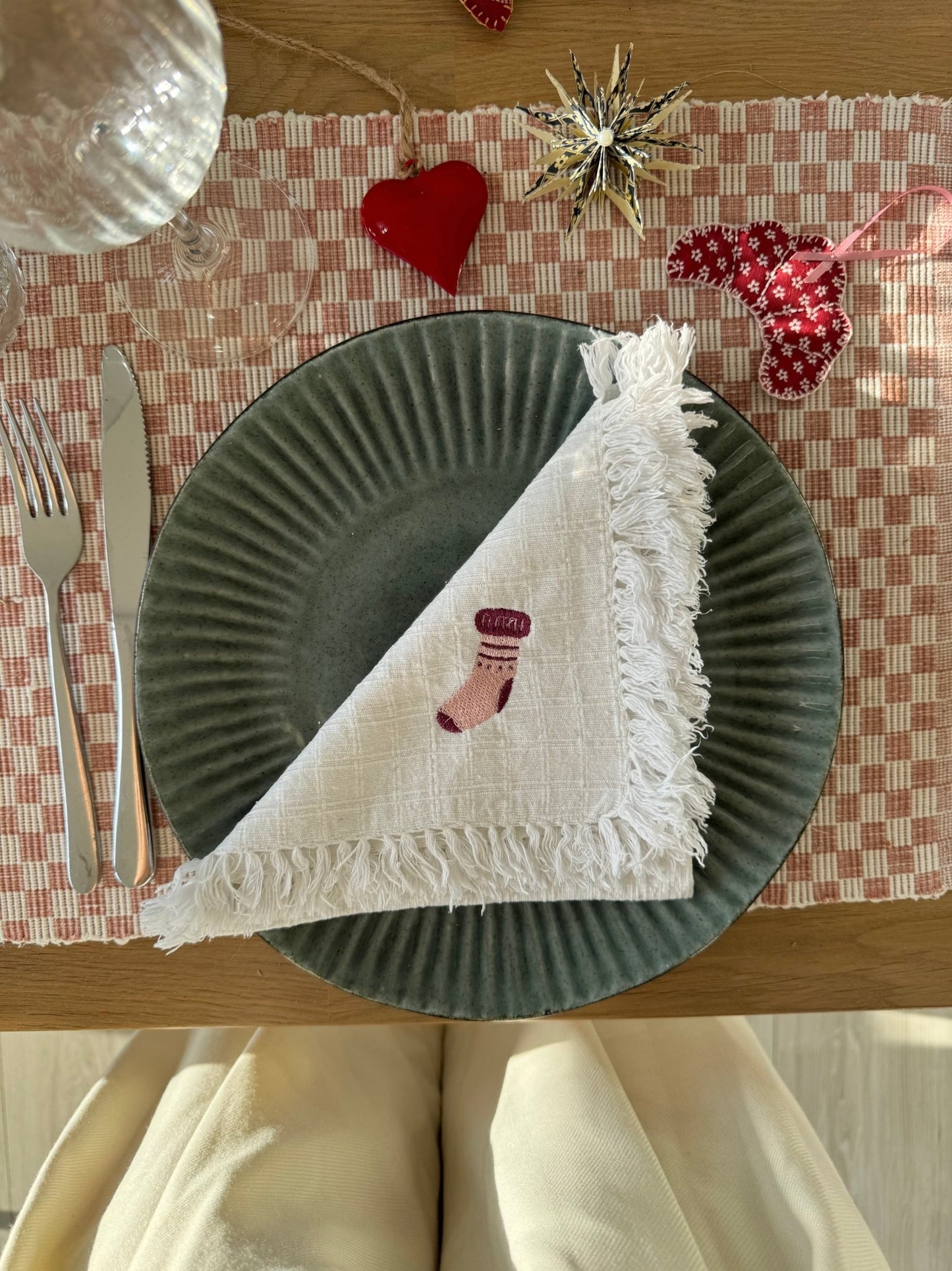 Broderet stofserviet no.6 - Omel Studio -