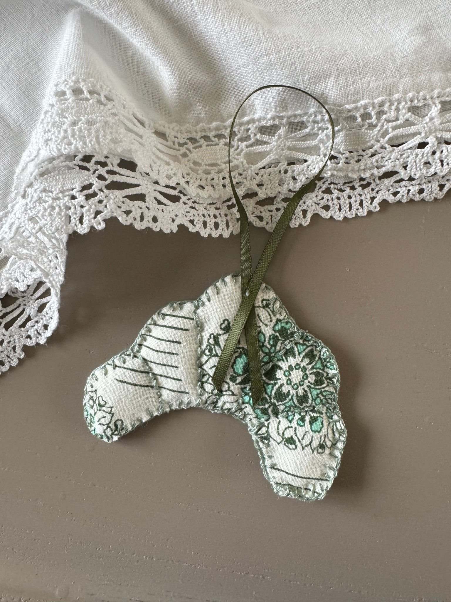 Croissant pynt no.9 - Omel Studio - Julepynt